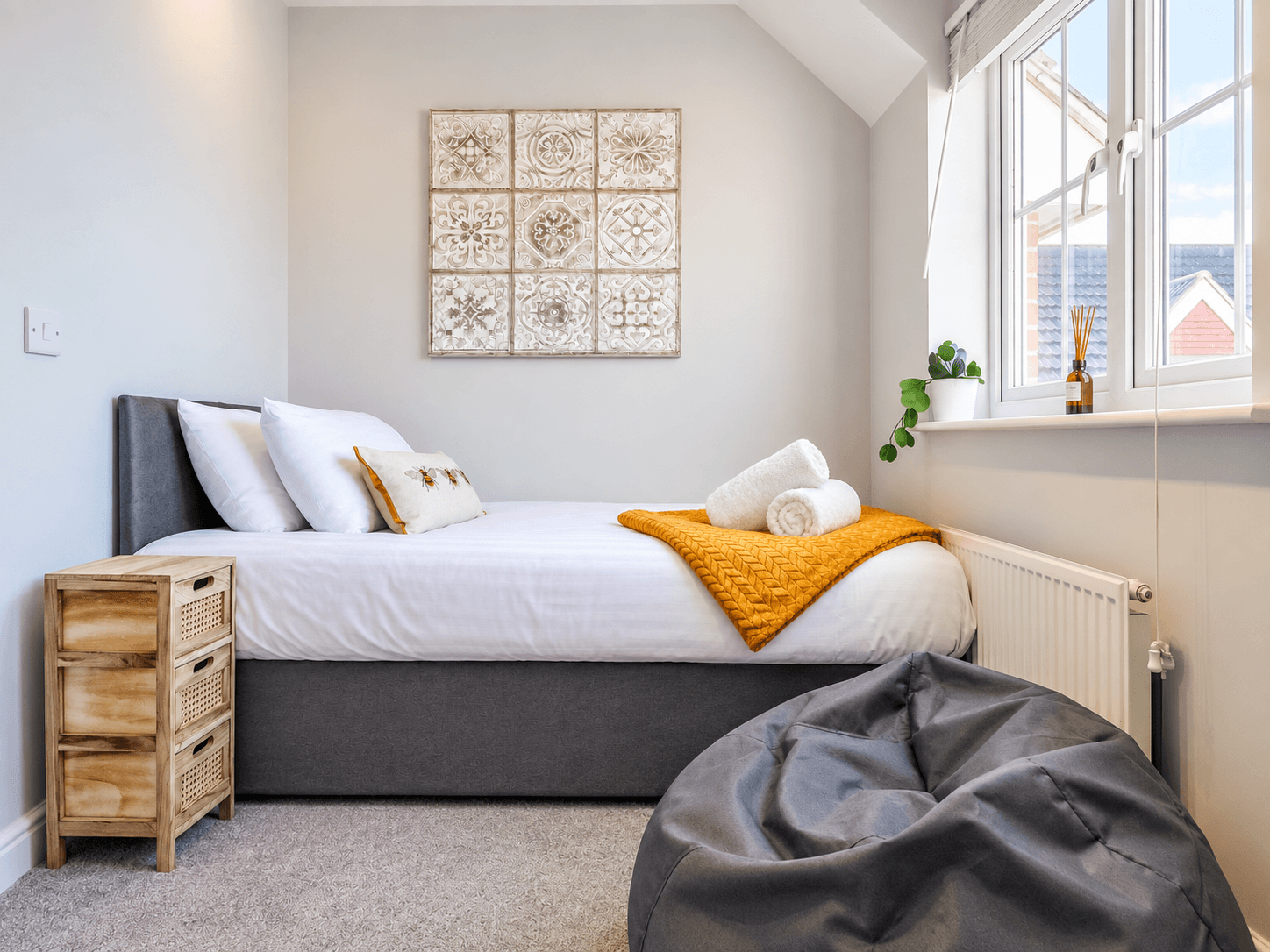 Bright 2-Bed Apartment | Parking, Wi-Fi, Garden3